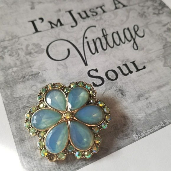 Beautiful VTG Honey Flower Brooch - Picture 5 of 8